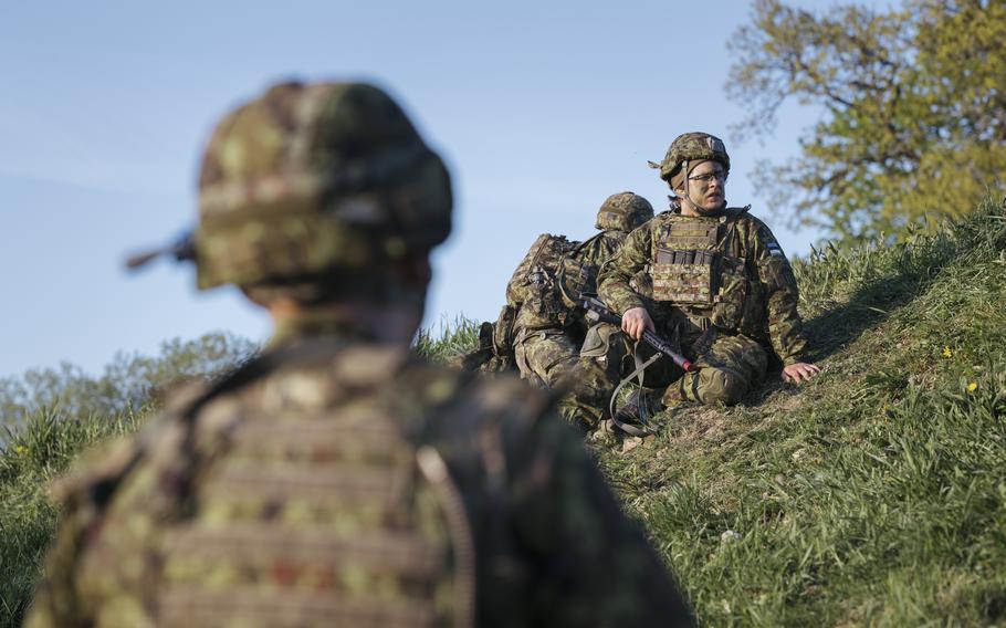 Estonian troops participate in the training in Kadrina. 