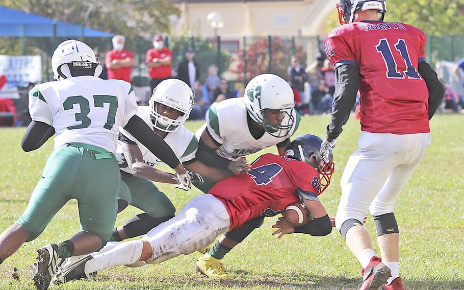 Aviano's Colin North wordt geconfronteerd met de Napoli-verdedigers Wildcats tijdens de voetbalwedstrijd van zaterdag in Aviano.  De Wildcats wonnen de wedstrijd beslissend, 40-0.