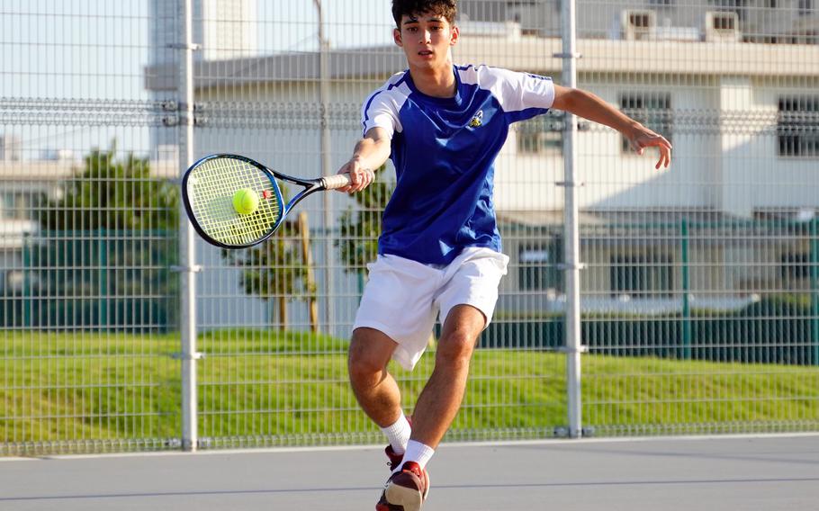 Kotaro Roesch plays tennis.