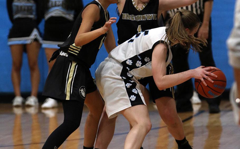 Humphreys Black’s Clarissa Parham and Madison Bridges hem in Osan’s Anne Mountcastle.