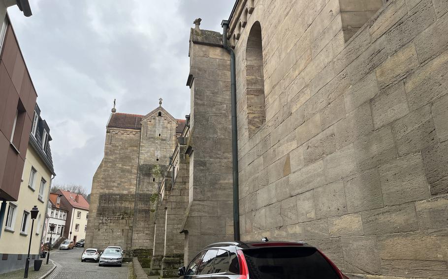 A street leads along the walls of  the old abbey in Ottersberg.