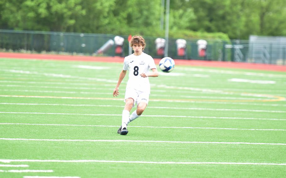 Alessandro Vavra takes a free kick and scores.