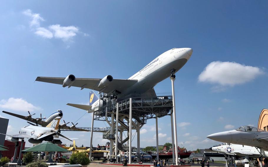 Огромные реактивные самолеты Lufthansa 747, расположенные над пассажирским самолетом Vickers Viscount, и различные боевые самолеты в музее Technik Speyer в Германии.  Лестница ведет на обе плоскости, но подъем непростой. 