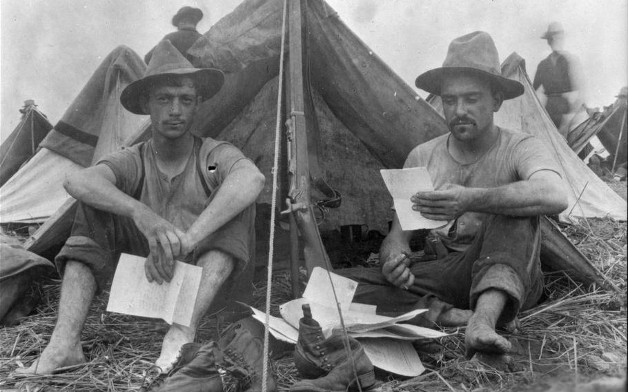 Soldiers read letters.