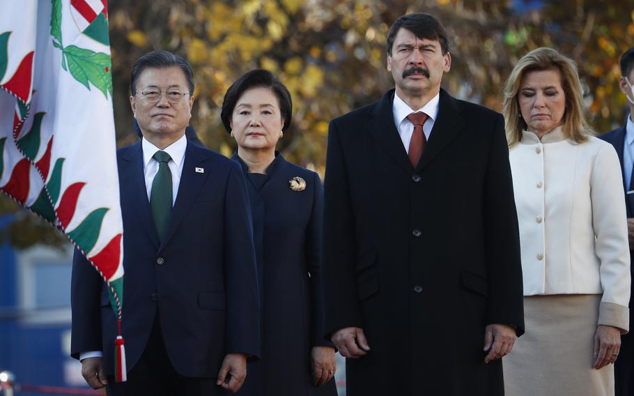 Le président sud-coréen Moon Jae-in, à gauche, et son épouse Kim Jung-sook se tiennent à côté du président hongrois Janos Ader et de son épouse Anita Herczeg lors d'une cérémonie de bienvenue à Budapest, en Hongrie, le mercredi 3 novembre 2021. 