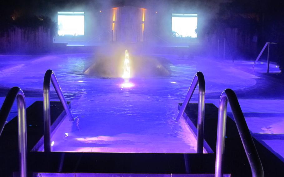 Una de las seis piscinas termales del Hotel Mioni Pezzato and Spa en Abano Terme, Italia, con chimenea, es especialmente atractiva por la noche.