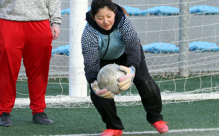 2학년 골키퍼 김애슐리와 오산의 여자 축구팀은 10년 간의 극동 디비전 II 토너먼트 우승 가뭄을 끝내기를 희망합니다.