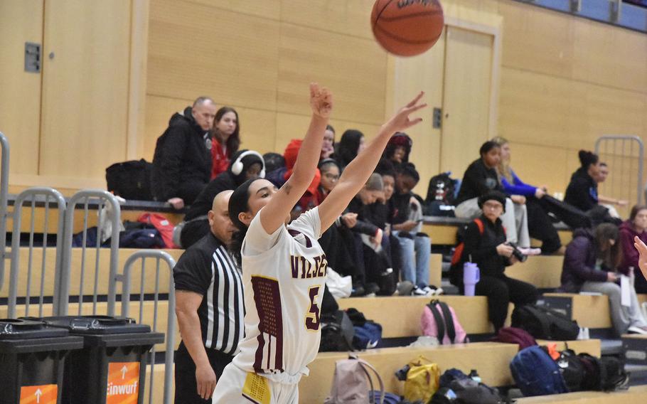 Jayslin Santellano shoots.