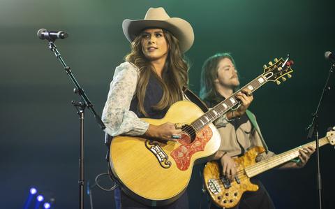 Country music star stops show to honor Army recruit in audience