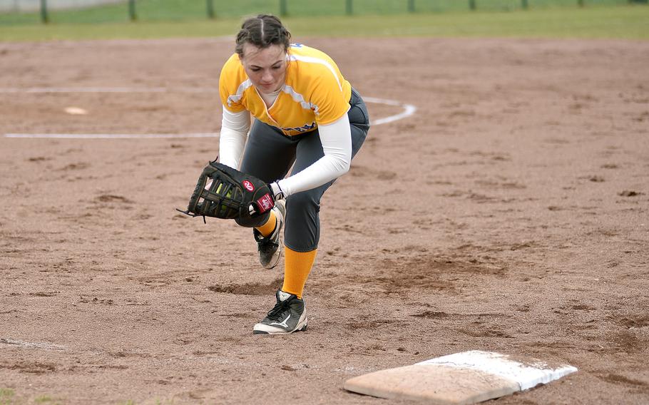 Cydnee Lassiter runs to the bag.