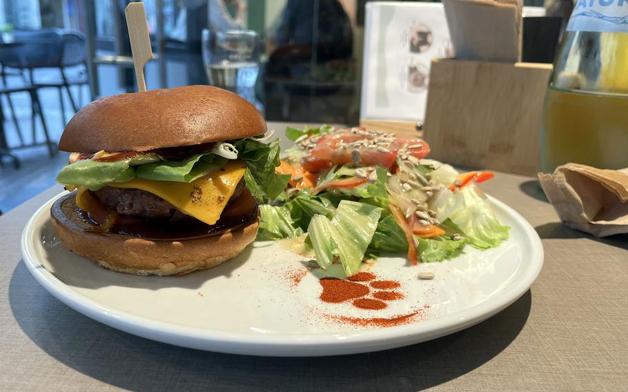The “Cheezeburger” at Katzentempel in Trier is made with vegan cheddar-like cheese and comes with a side salad. 