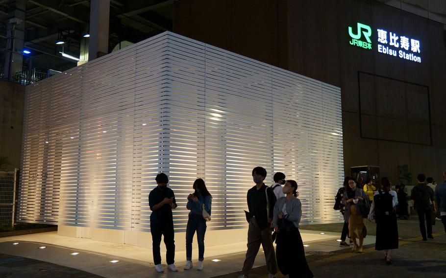 In the popular Shibuya ward in central Tokyo, a group is working to turn public restrooms into works of art that are pleasant places to visit and accessible to any user. 