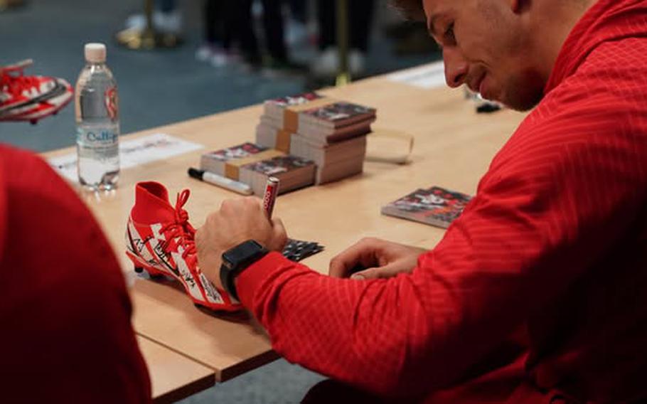 Fans can meet the star players of 1. FC Kaiserslautern and get autographs at the Ramstein Community Center on Sept. 4.