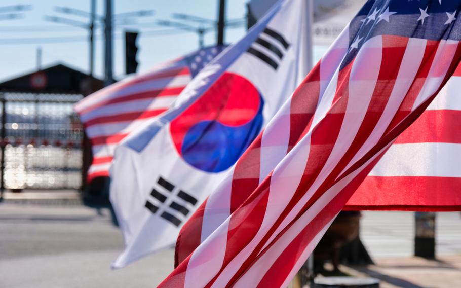 2020년 3월 16일 대한민국 캠프 험프리스 밖에서 미국과 한국 국기가 흔들린다. 