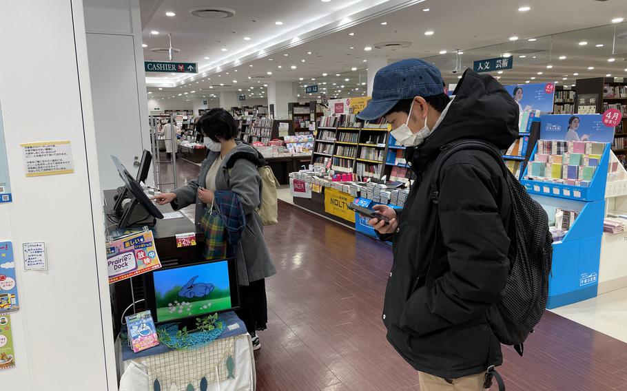 After lunch, Akari Shirai went to a bookstore to get a copy of Shoji Morimoto’s book and have him sign it. He tagged along as she bought the book and a pen.