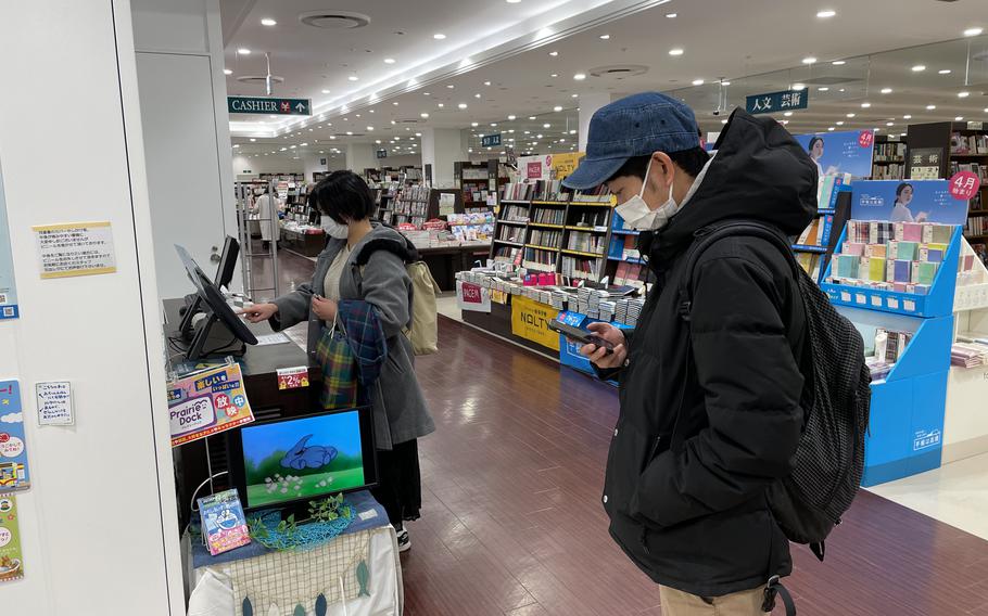 After lunch, Akari Shirai went to a bookstore to get a copy of Shoji Morimoto’s book and have him sign it. He tagged along as she bought the book and a pen.