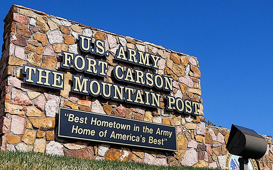 A welcome sign reading “U.S. ARMY FORT CARSON THE MOUNTAIN POST.”