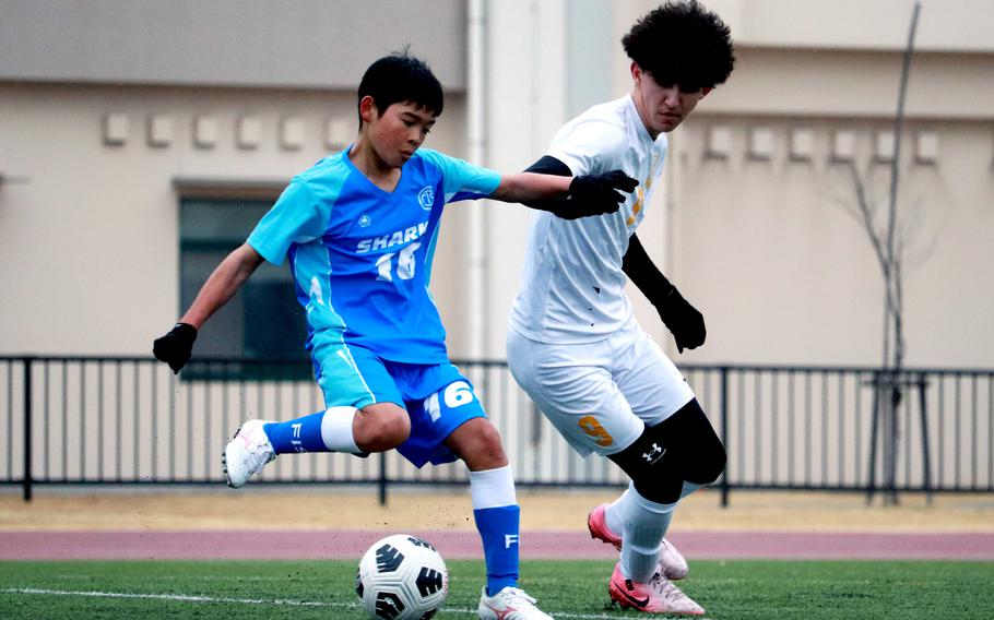Ken Kakoi kicks the ball.