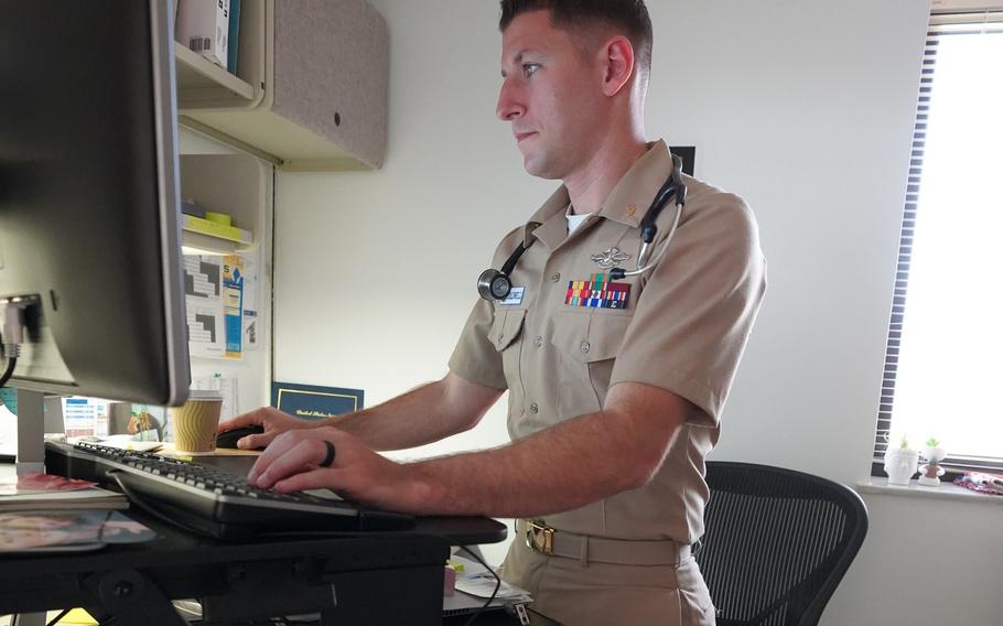 El teniente jg Eric Caldwell trabaja en su oficina en el Hospital Naval de Rota en España a principios de este mes.  Caldwell ha estado desaparecido desde el 7 de octubre de 2022.