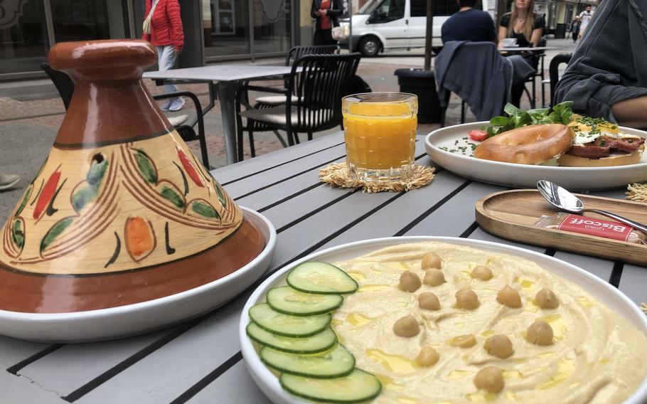 The homemade hummus at 9 to 5 Cafe and Brunch in Kaiserslautern comes with pita bread for 7 euros.