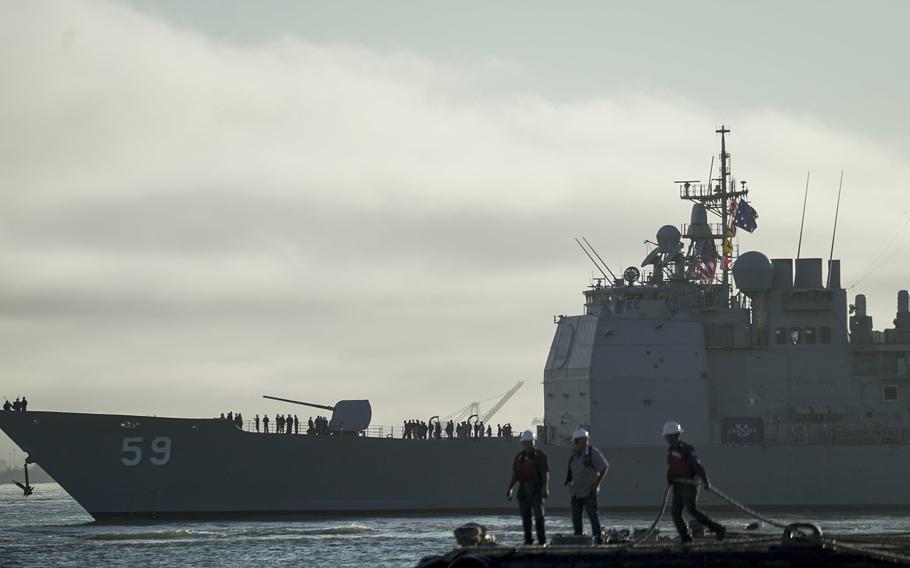 Ticonderoga-class guided missile cruiser USS Princeton (CG 59) transits the San Francisco Bay during San Francisco Fleet Week.