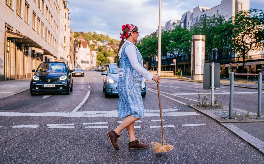 Annual “Kehrwochen” encourage communities throughout Germany to actively participate in week-long citywide cleanups. Participants, equipped with gloves, grabbers and garbage bags, focus on cleaning green spaces, playgrounds and walkways.