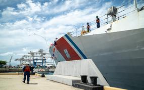 U.S. Coast Guardsmen assigned to the maritime security cutter USCGC Kimball (WMSL 756) throw a heaving line to the pier on Coast Guard Base Honolulu May 5, 2025. While at sea, Kimball's crew countered transnational criminal organizations and prevented dangerous illegal narcotics from reaching the United States. (U.S. Coast Guard photo by Petty Officer 2nd Class Tyler Robertson)