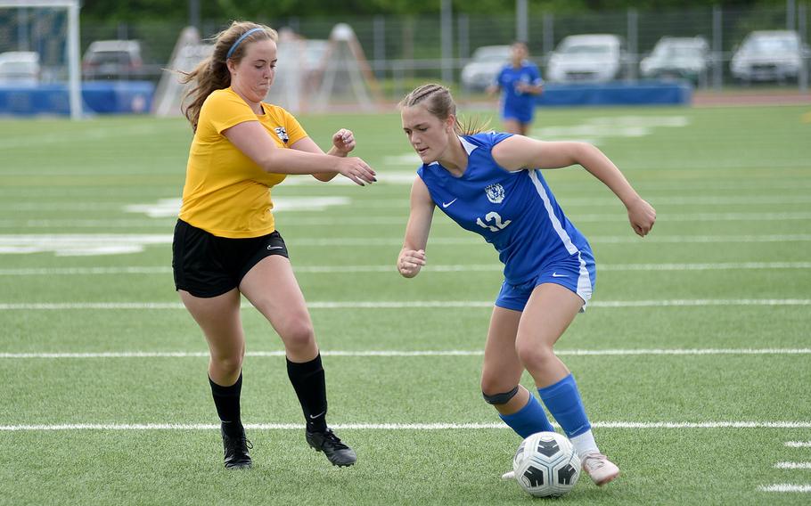 Kyla Groat dribbles past Isabelle Spencer