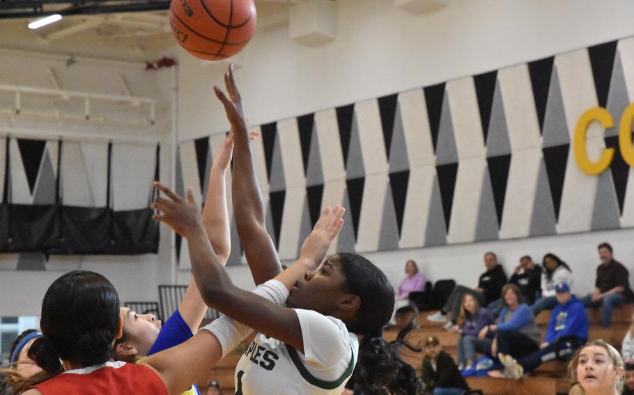 Emma Arambula di Kaiserslautern dà una mano a VaNae Filer di Napoli durante uno scatto sabato 24 febbraio 2024, alla partita di basket DODEA-Europe Girls All-Star a Vicenza, Italia.