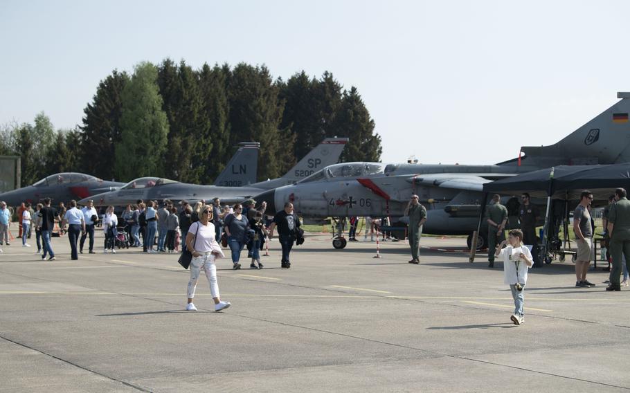 Besucher einer Veranstaltung zum Familientag am 7. Mai 2022 auf dem Luftwaffenstützpunkt Fusel in Deutschland kommen am Tornado der deutschen Luftwaffe, der US Air Force F-16 Fighting Falcon und der US Air Force F-15 Eagle vorbei.  Eine aktuelle Umfrage des deutschen Nachrichtendienstes ARD ergab, dass die Mehrheit der Befragten die Wartung von US-Atomwaffen in Deutschland befürwortet, von denen einige vermutlich in Büchel gelagert werden.