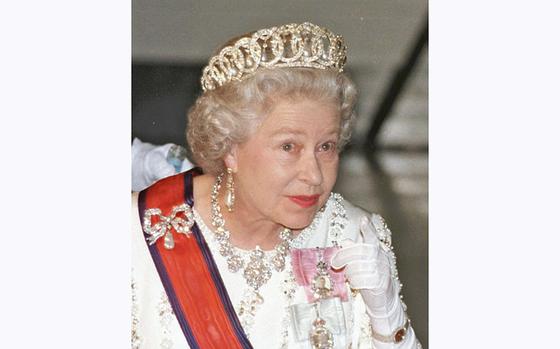 The then Emperor and Queen Elizabeth II chat at a dinner banquet in London during his visit to Britain in May 1998. MUST CREDIT: Japan News-Yomiuri photo.