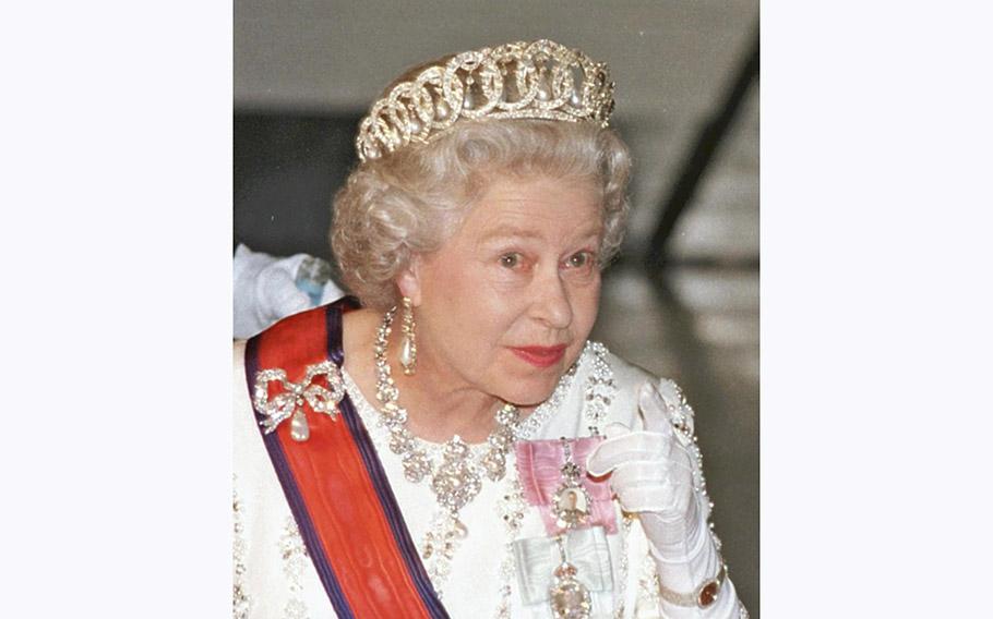 Queen Elizabeth II chat attends a dinner banquet in London, Britain in May 1998. 