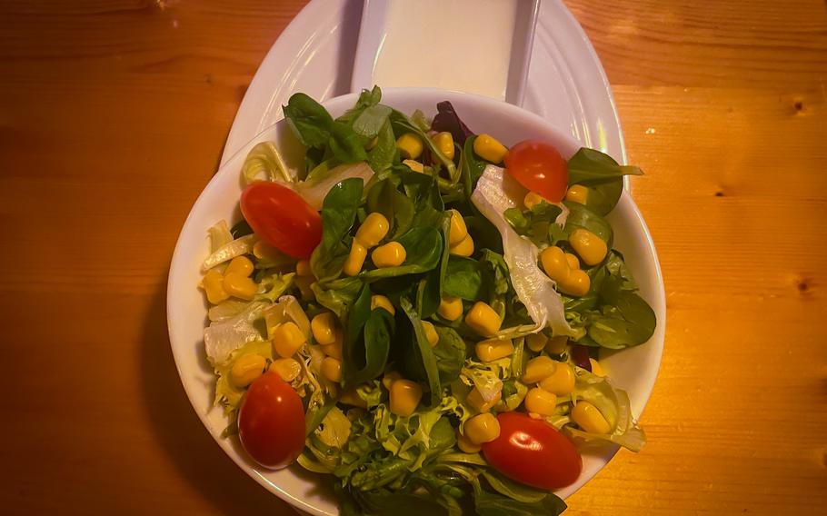 La ensalada de temporada de Calabacín se sirve en tres tamaños.  Contiene todos los ingredientes de una ensalada chacarera muy completa, a la que se le añade mantequilla y judías verdes.