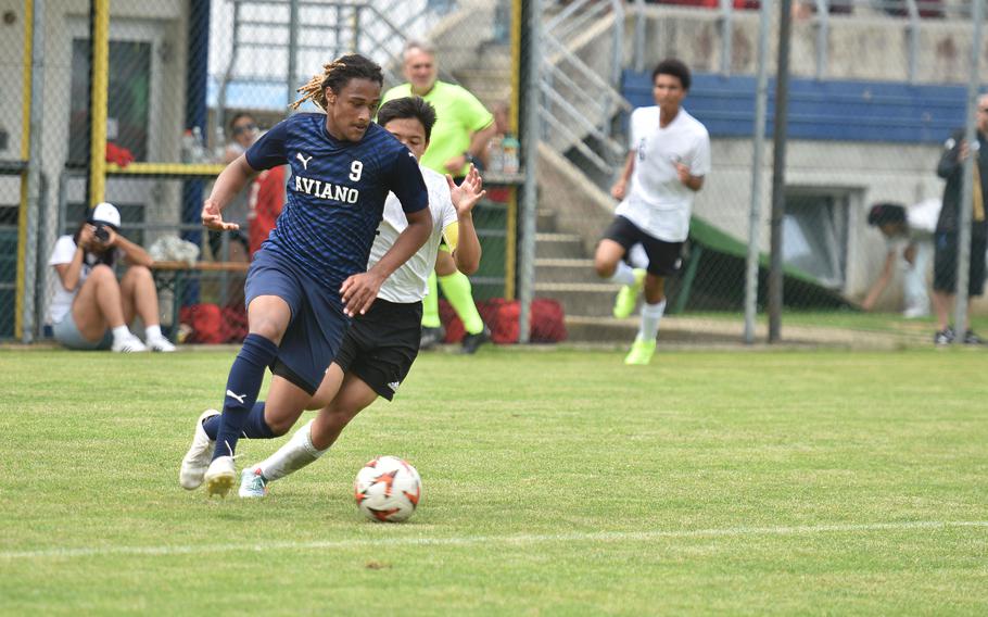 Deon Walker heads toward the goal.