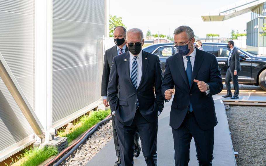 Präsident Joe Biden trifft am 14. Juni 2021 in Begleitung von Generalsekretär Jens Stoltenberg in Brüssel, Belgien, im NATO-Hauptquartier ein. 