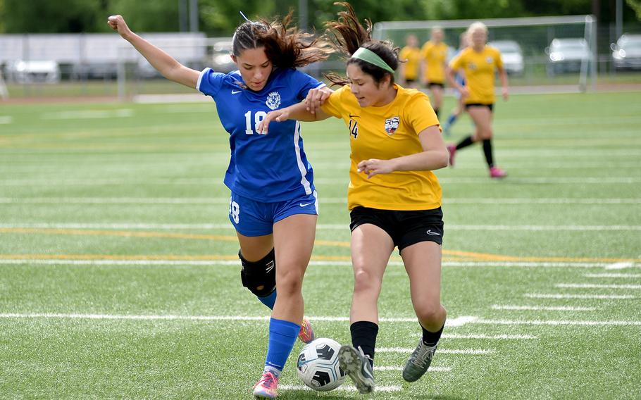 Nailya McLeish and Sienna Ingle battle for the ball.