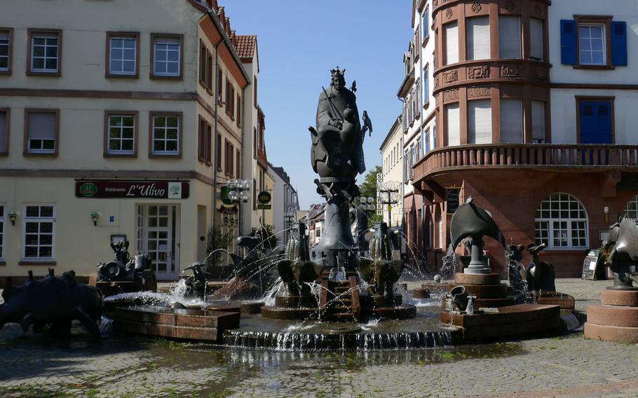 The Kaiserbrunnen, topped by Emperor Frederick Barbarossa and King Rudolf von Habsburg, is full of symbols of the history of Kaiserslautern.