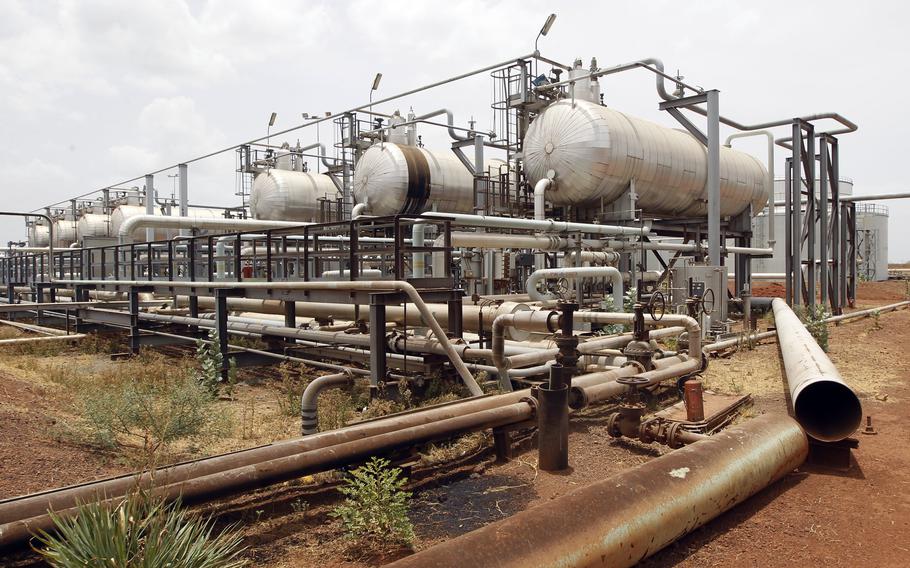 An oil processing facility is seen at an oilfield in Unity State April 22, 2012.
 Landlocked South Sudan produces 350,000 barrels a day of crude, but shut down production in January in a row with Khartoum over payments for exporting its oil through Sudan. 