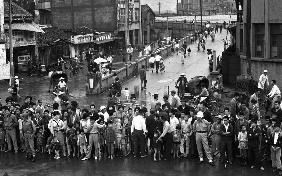 Curious onlookers stand on the perimeters of the “The Sand Pebbles” film set in the Port of Keelung [now Keelung Harbor] on Nov. 19, 1965. The movie — directed by Robert Wise, who had just won an Oscar earlier that year for “The Sound of Music” — stayed in Taiwan for three months. 