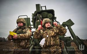 Ukrainian troops with a Ukrainian-made Bohdana howitzer.