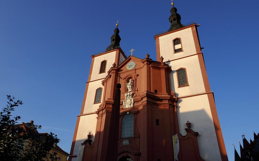 A setting sun bathes St. Blasius, the Fulda parish church, in a warm light. Built in the late 18th century, it was the last Baroque building constructed in the city.