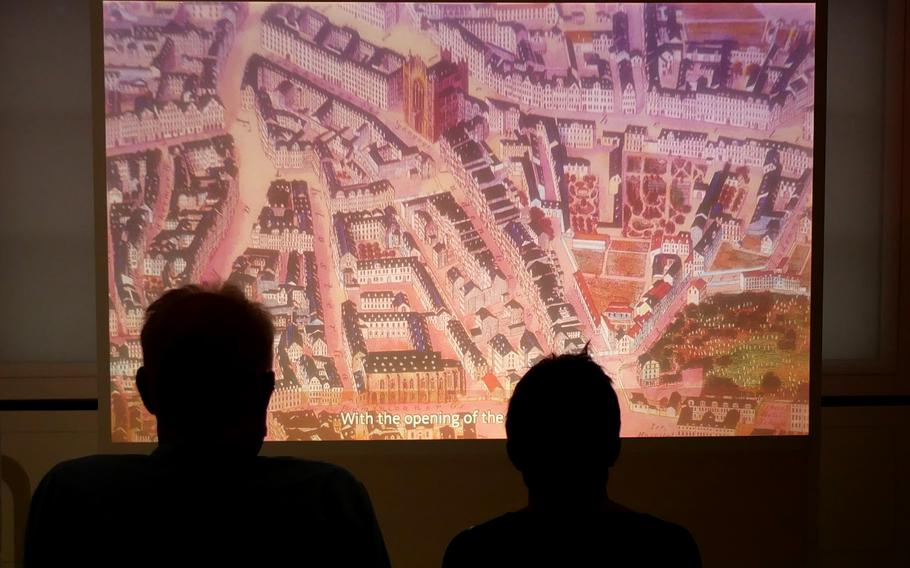 Visitors to the Jewish Museum in Frankfurt view a video that shows where the city’s Jews lived in earlier times. Here you can see the Judengasse with its imposing Main Synagogue.