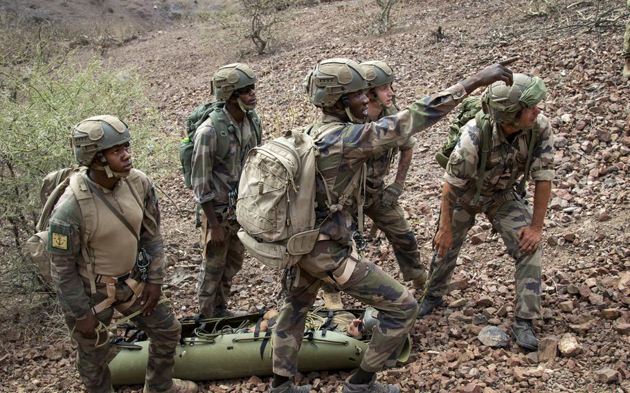 French service members with the 5th Overseas Interarms Regiment practice casualty transportation techniques at the Arta Range Complex, Djibouti, Dec. 14, 2021. Five instructors from the U.S. Army Mountain Warfare School in Jericho, Vt., taught a five-day course on basic military mountaineering skills to French service members.