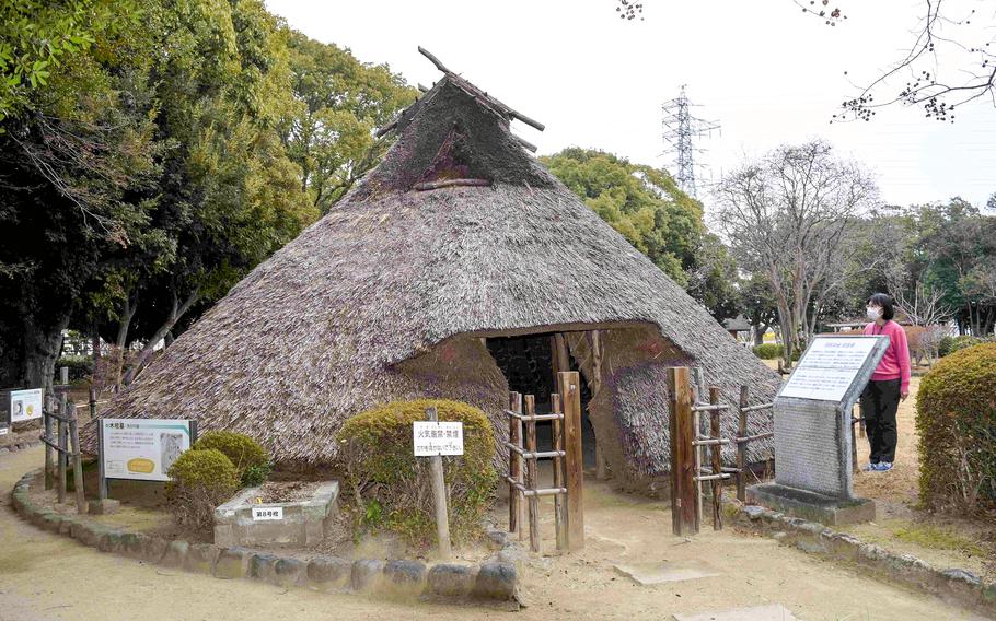 A re-created dwelling from the Yayoi period in the Tano ruins in Amagasaki, Hyogo Prefecture. 