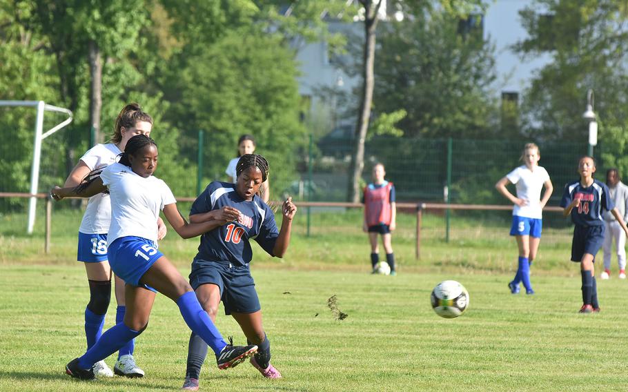 Eunice Wambura von Marymount kickt, bevor Kayleigh Mitchell von Aviano beim 6:0-Sieg der Saints über die Royals am Montag, 15. Mai 2023, in der ersten Runde der DODEA-Europe Football Championships Division II in Baumholder, Deutschland, den Ball erreichen kann.