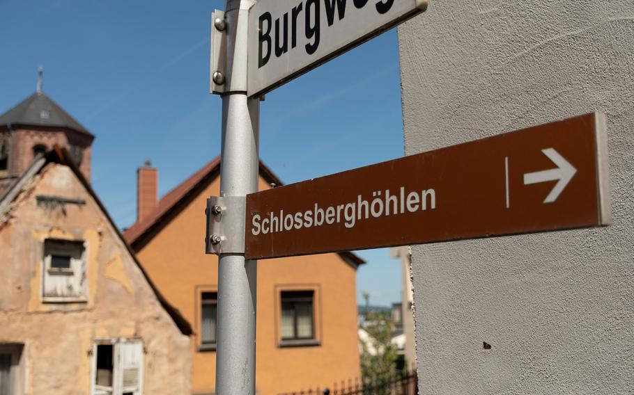 A sign in Homburg, Germany, points toward the Schlossberg Caves. 