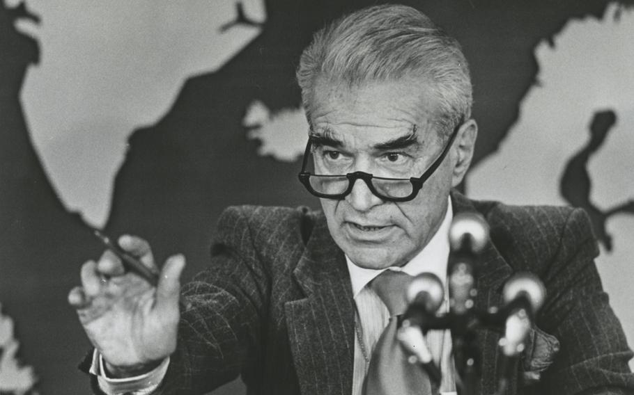 Bernard Kalb, as State Department spokesman, in January 1986. 