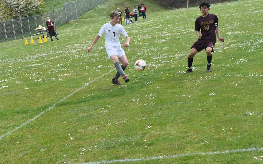 Ansbachs Benjamin Schuck versucht, den Ball zu passieren, während Baumholders Antonio Robles am Samstag, 23. April 2022, während eines Fußballspiels in Baumholder, Deutschland, verteidigt.