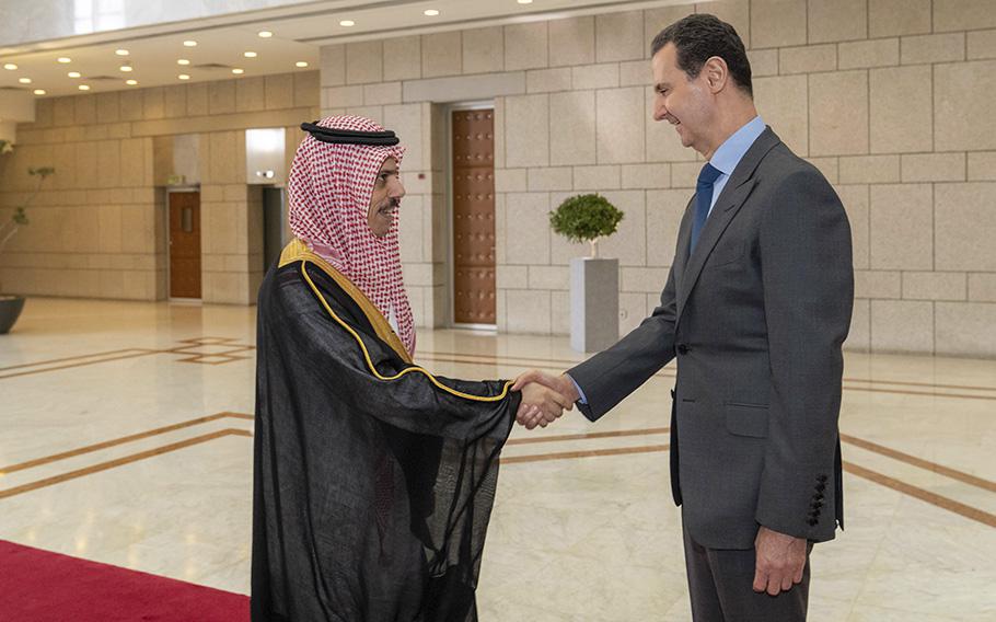 En esta foto publicada por la agencia oficial de noticias siria SANA, el presidente sirio, Bashar Assad, a la derecha, da la bienvenida al ministro de Relaciones Exteriores de Arabia Saudita, Faisal bin Farhan, a la izquierda, antes de su reunión en Damasco, Siria, el martes 18 de abril de 2023. Los presuntos ataques aéreos israelíes apuntaron la provincia siria de Homs la madrugada del sábado, informaron medios estatales.