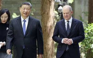 Chinese President Xi Jinping, left, and German Chancellor Olaf Scholz in Beijing on April 16, 2024.